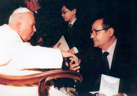 Le Prsident national espagnol, Vicente Alvarez de Paz, saluant le Pape et lui prsentant la mdaille d'or internationale demande par l'Espagne au comit international belge.