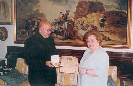 Photo : Fray Jos Luis Martnez Gil, Frre de Saint Jean de Dieu, crivain et Docteur en Mdecine et en Thologie, recevant son diplme et sa mdaille de vermeil, des mains de Doa Conchita Ramirez, organisatrice de cet important concours, auquel 153 auteurs de 25 pays diffrents, ont particip. Flicitations  tous et grand bravo  l'Espagne;