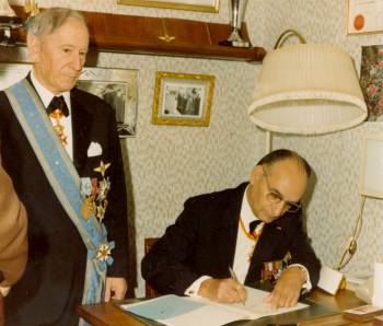 Remise d'une distinction par le professeur Jean Nel Brun rcompensant Maurice Gibert de ses efforts en matire de recherche scientifique